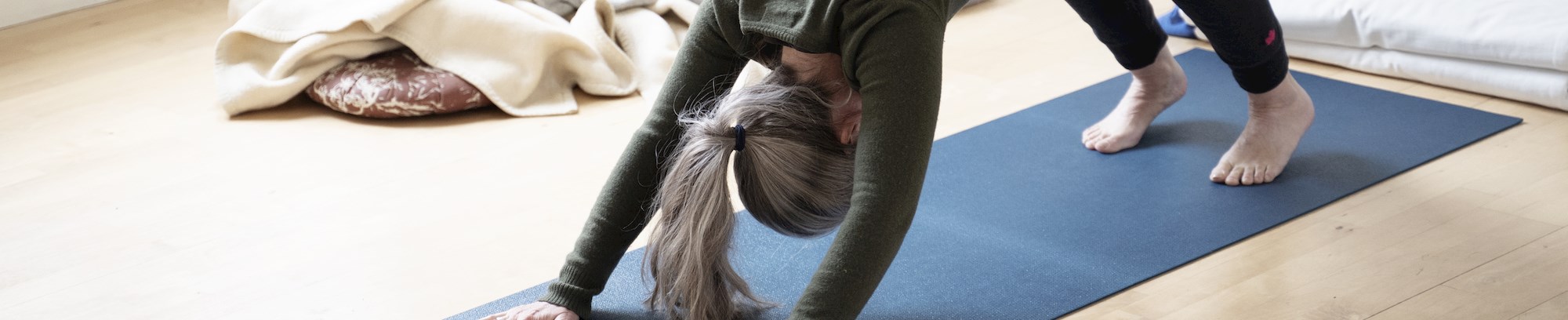 foto af kvinde der dyrker yoga