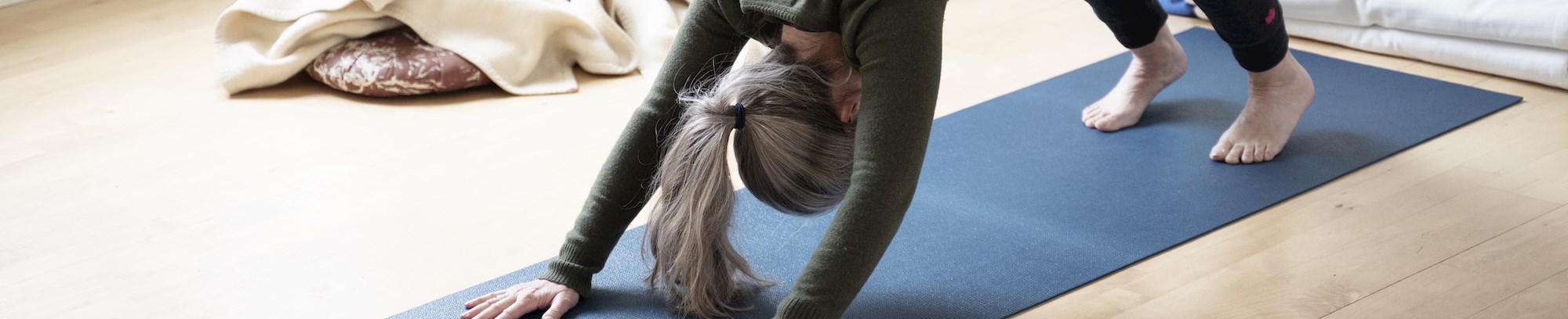 foto af kvinde der dyrker yoga