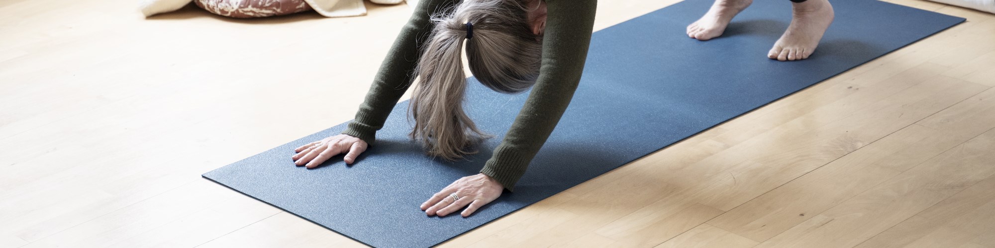 foto af kvinde der dyrker yoga