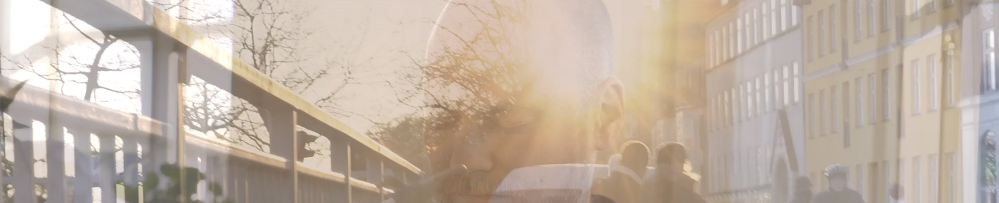 billede af personer der lytter med lukkede blandet med et billede af en københavnsk gade