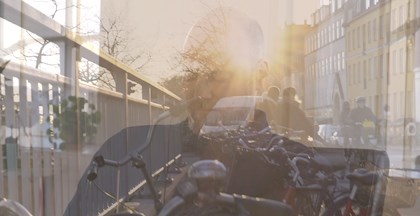 billede af personer der lytter med lukkede blandet med et billede af en københavnsk gade