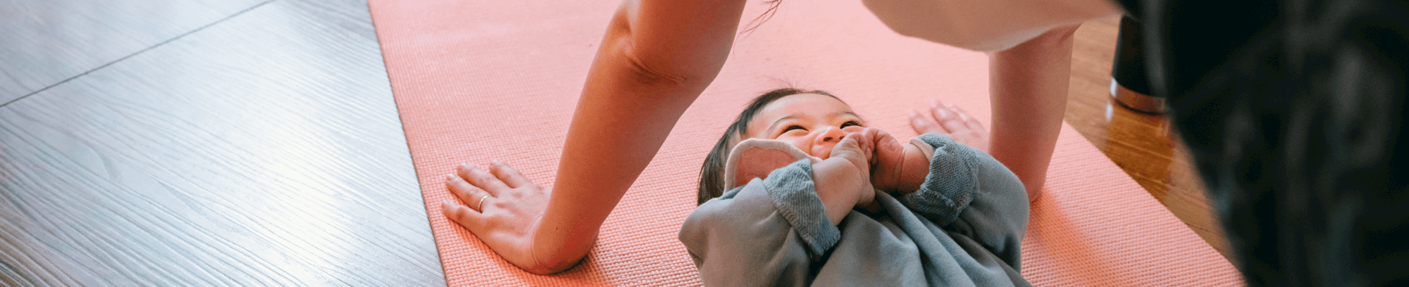 Efterfødselsyoga for mor og barn hos FOF Køge Bugt