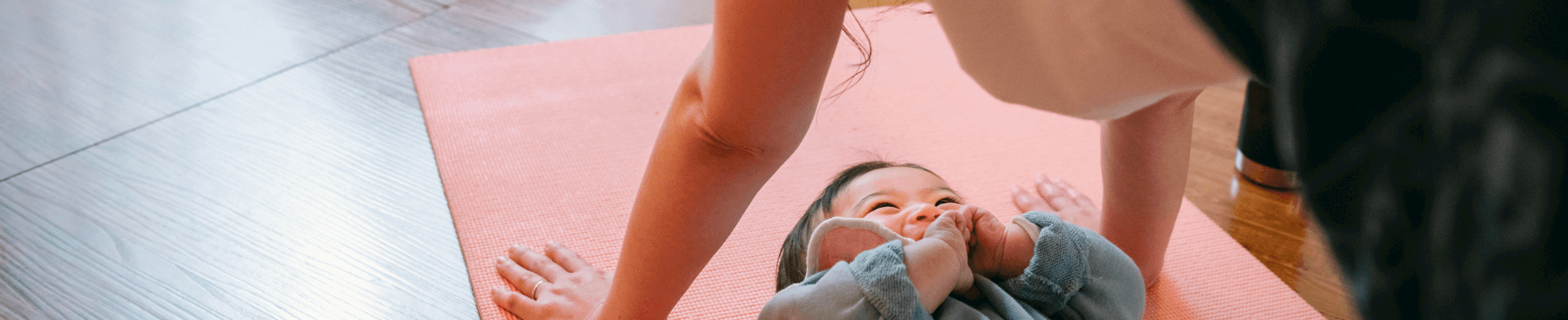 Efterfødselsyoga for mor og barn hos FOF Køge Bugt