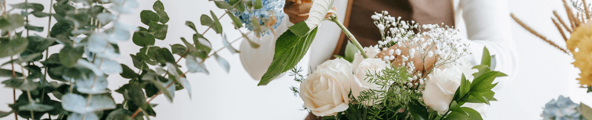 Lær at binde smukke buketter med sæsonens farver og blomster på vores kurser og workshops i blomsterbinding