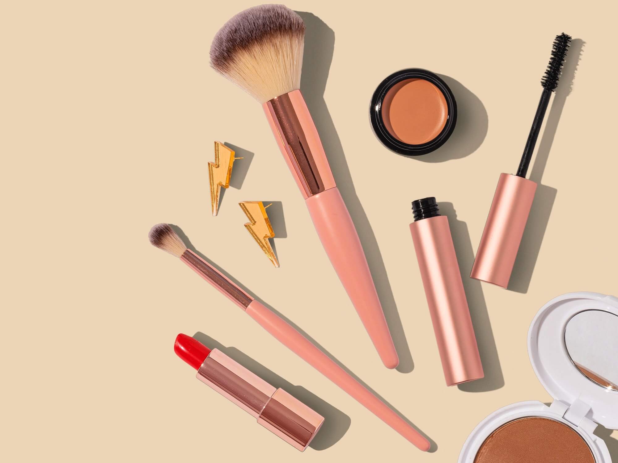 Flatlay af forskellige naturlige makeupprodukter