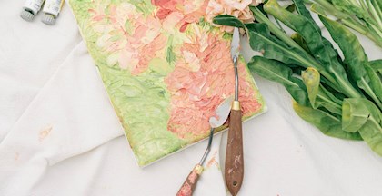 Forårsblomster malet i kombination af forskellige typer maling