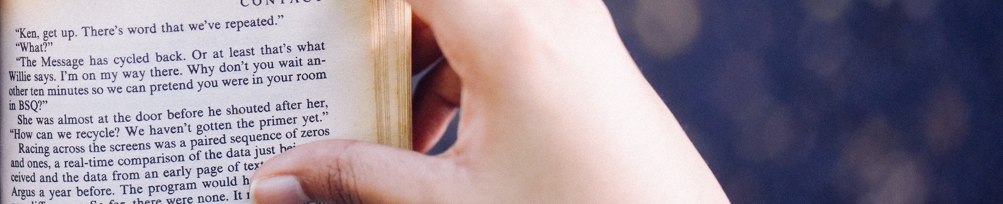 Closeup af person som læser roman Kulturfag FOF Køge Bugt