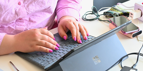 Fingre på tastatur
