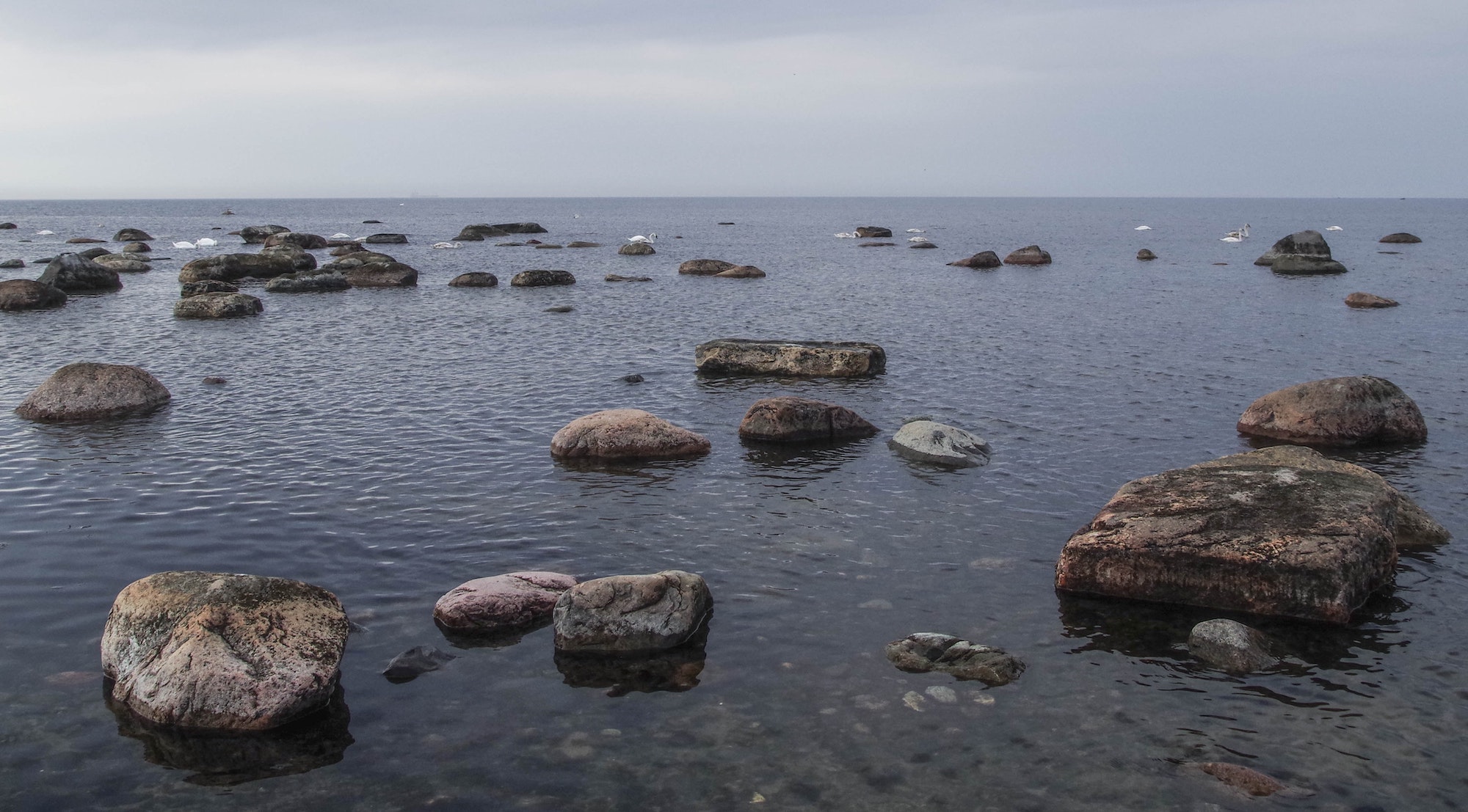 Sandstrand med enkelte sten repræsentativt af mindfulness 