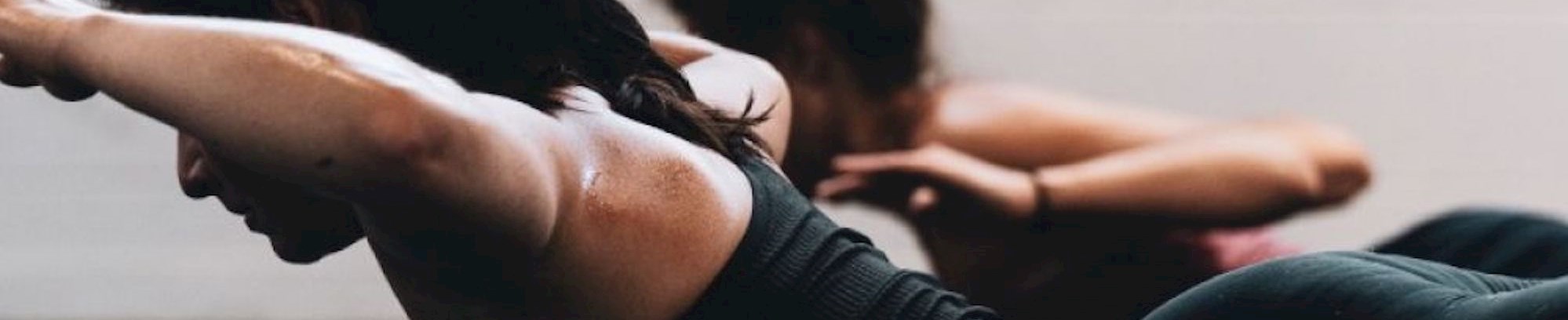 Kvindelig kursist laver træning særligt rettet mod ryggen