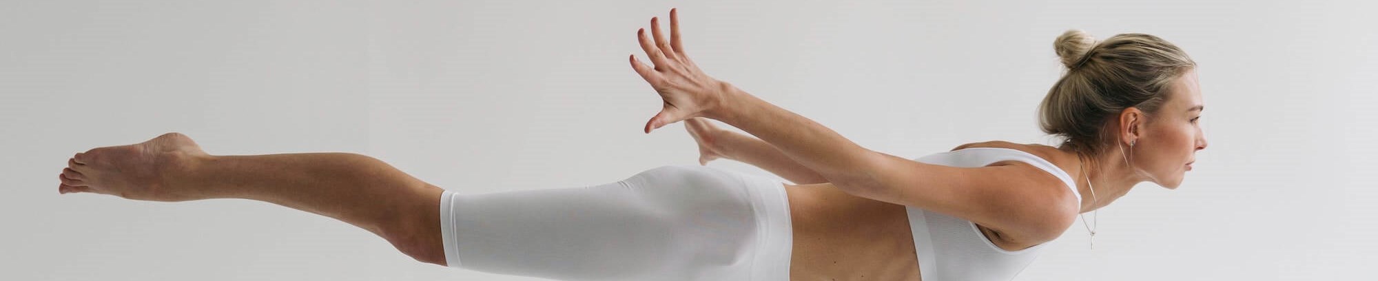 Ung kvinde laver Yoga