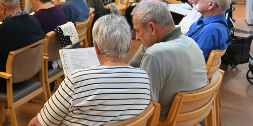 Niels og Alice synger sammen i koret
