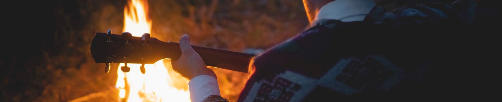 Få de bedste sange til lejrbålet ind i fingrene og kom samtidig i gang med guitaren