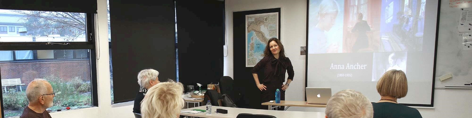 Bliv klogere på alt fra samfund og historie til naturvidenskab og kultur på vores hyggelige Seniorhøjskoler