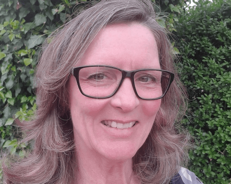 Sonja L. Jensen, underviser i broderi hos FOF Køge Bugt