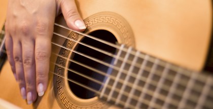 Lær at spille guitar i FOF