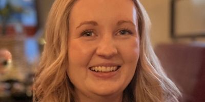 Emilie underviser i Jesmonite i Holstebro