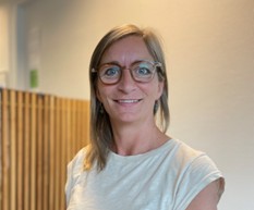 Rikke underviser i tumlesvømning og i leg og bevægelse for børn med funktionsnedsættelser i Holstebro