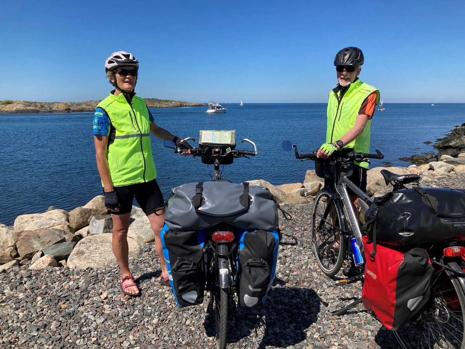 2 cyklister ved vandet