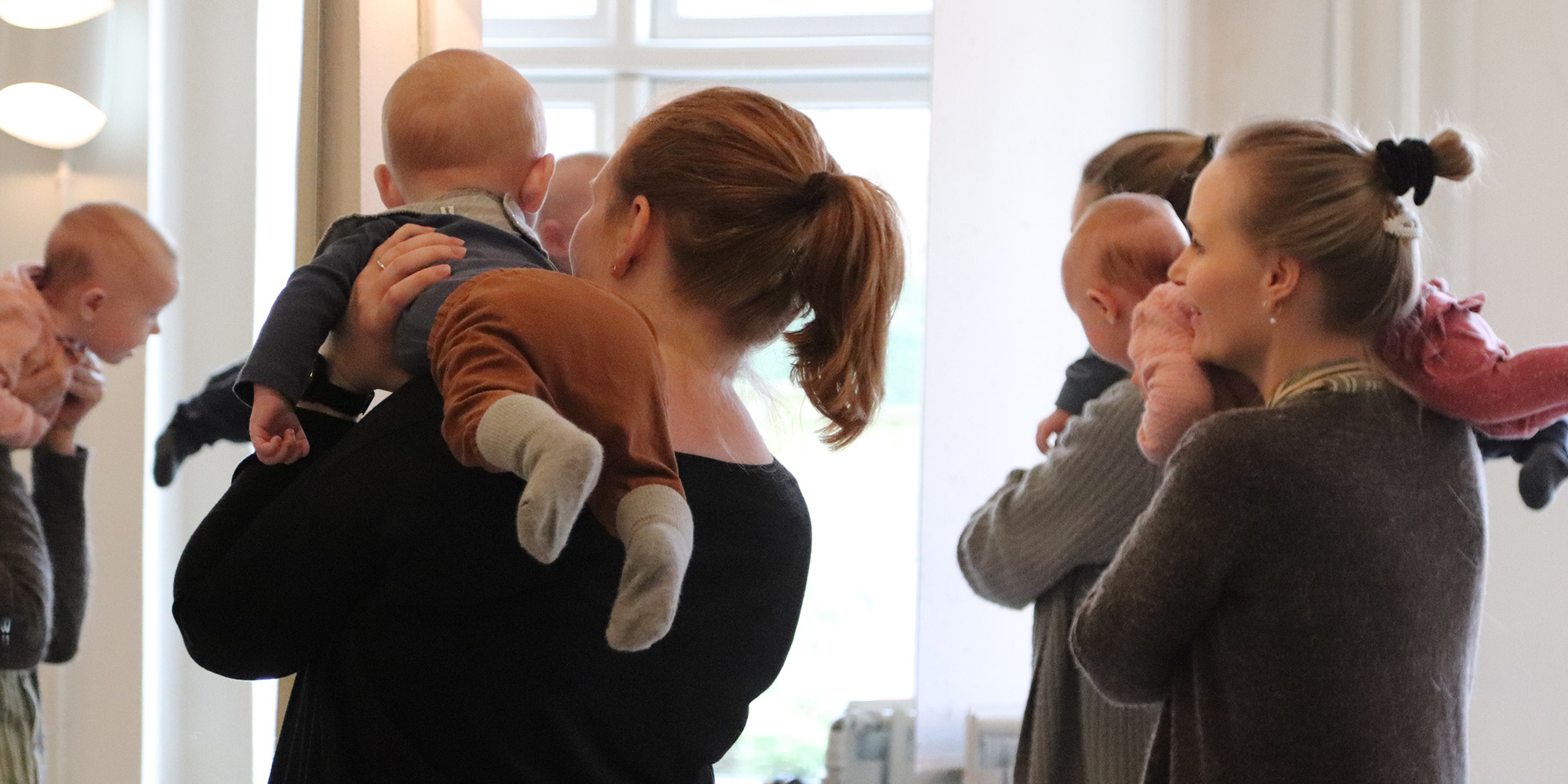 Babyrytmik babyer og mødre leger foran spejl FOF