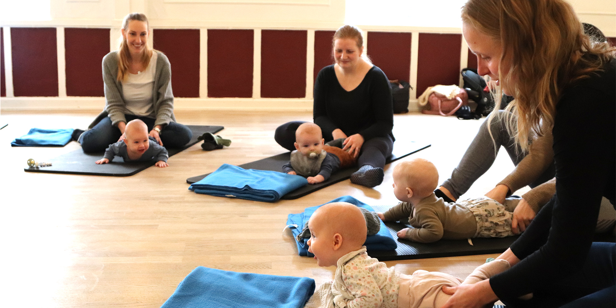 Baby rytmik i Randers - FOF på Rosenlund - babyer på maven og mødre