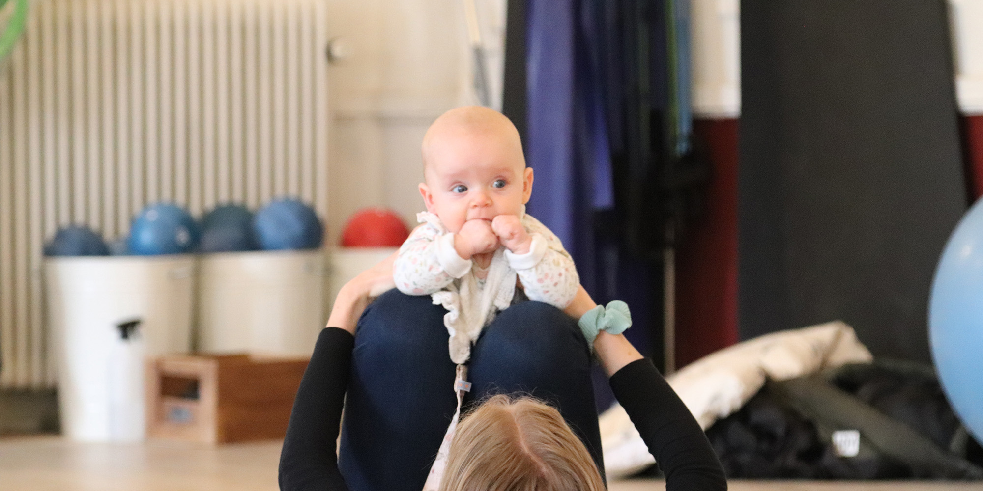 Baby kigger - flyver på mors ben - Baby rytmik på Rosenlund - FOF i Randers C