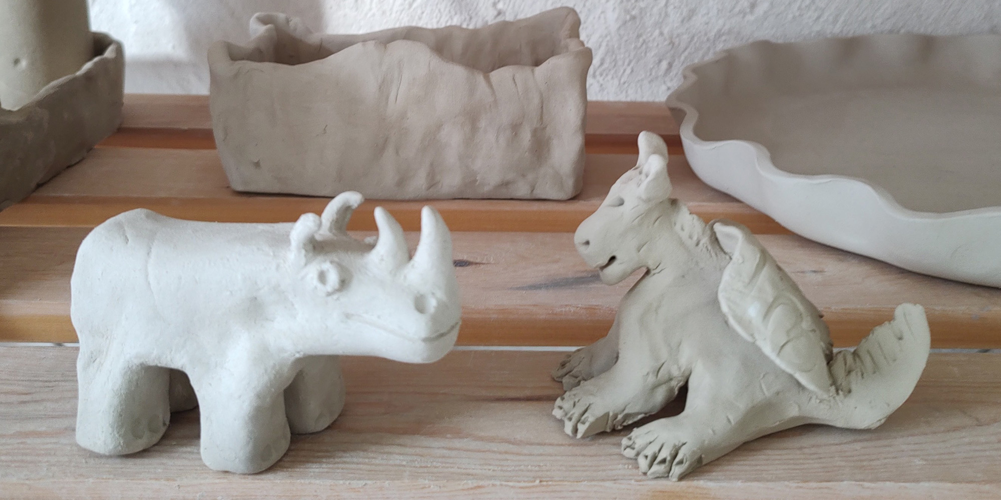 Keramik i Tvede. Næsehorn og drage før glasur.