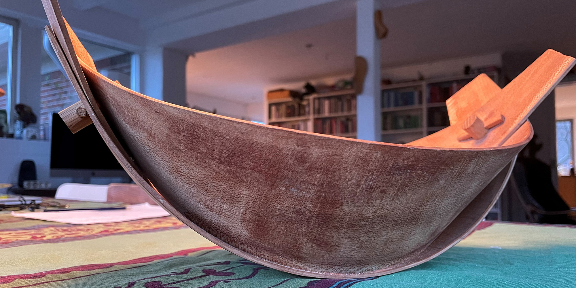 Skulptur værksted FOF Randers Peter Knøss - bådformet fad stående på bord - dampbøjet træ 