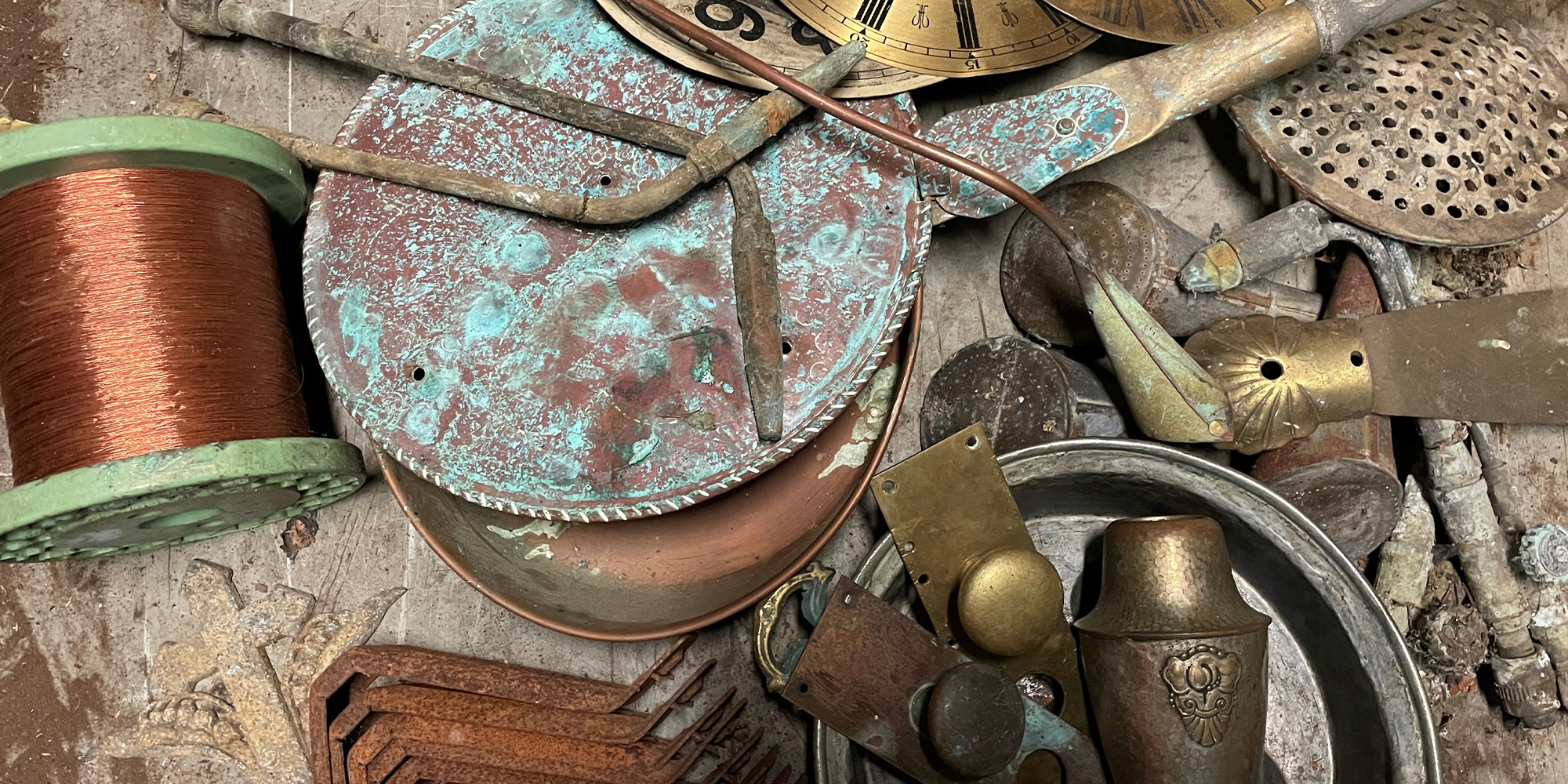 Foto af forskelligt gammelt metal, kobbertråd og andet skrot - Skulptur værksted FOF Randers Peter Knøss