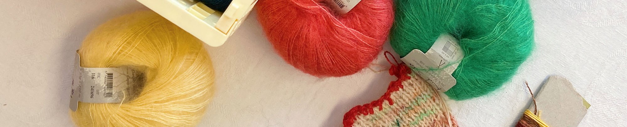 flere farver garn i nøgler strik - lær at strikke - Cecilie Fihl Jensen