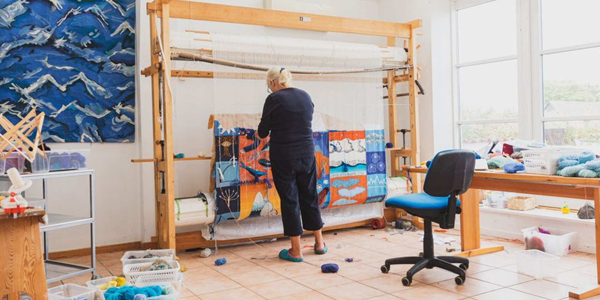 Margrethe Agger i arbejde med gobelin vævning i værksted 
