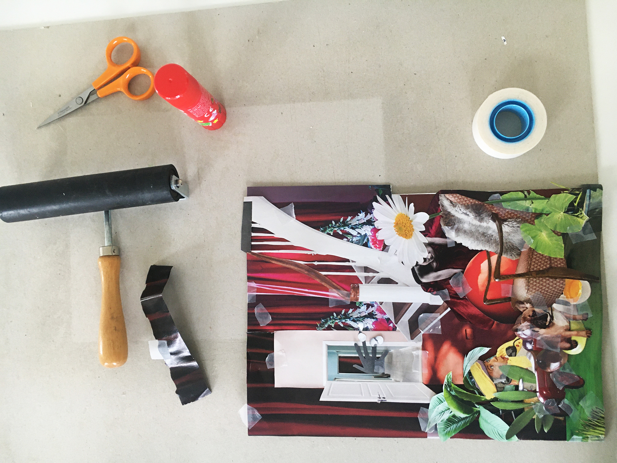 collage i proces - redskaber på et bord - gitte dideriksen