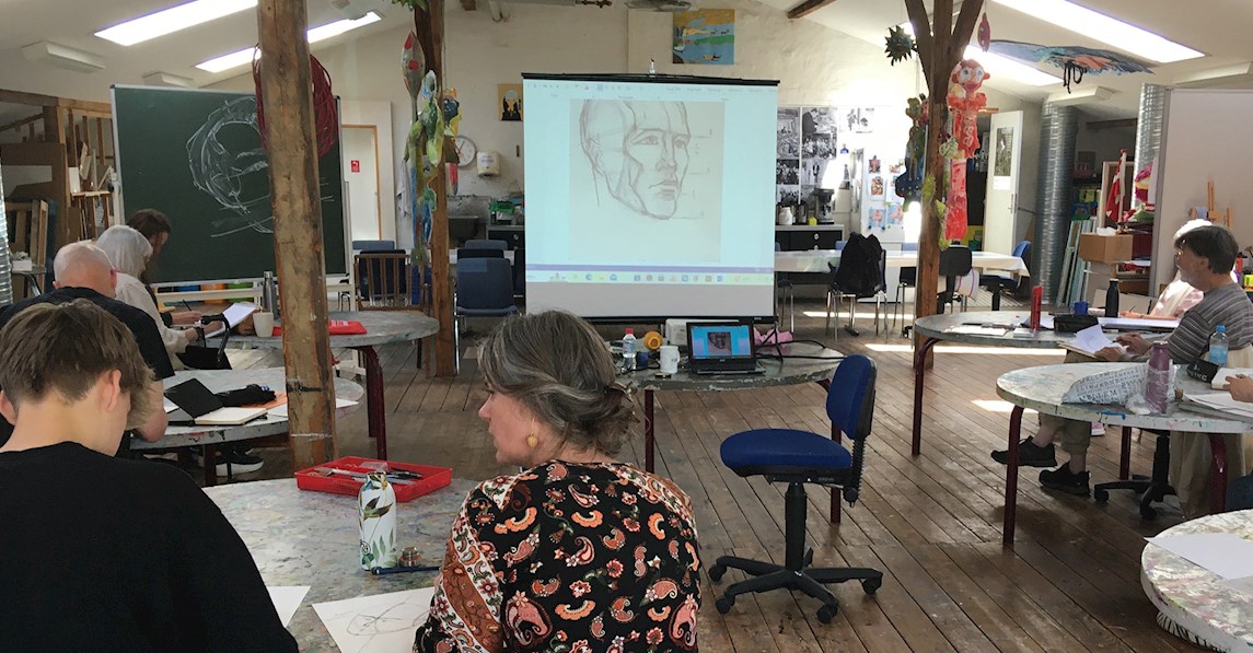 kursister til workshop i tegning i FOFs malersal i Randers