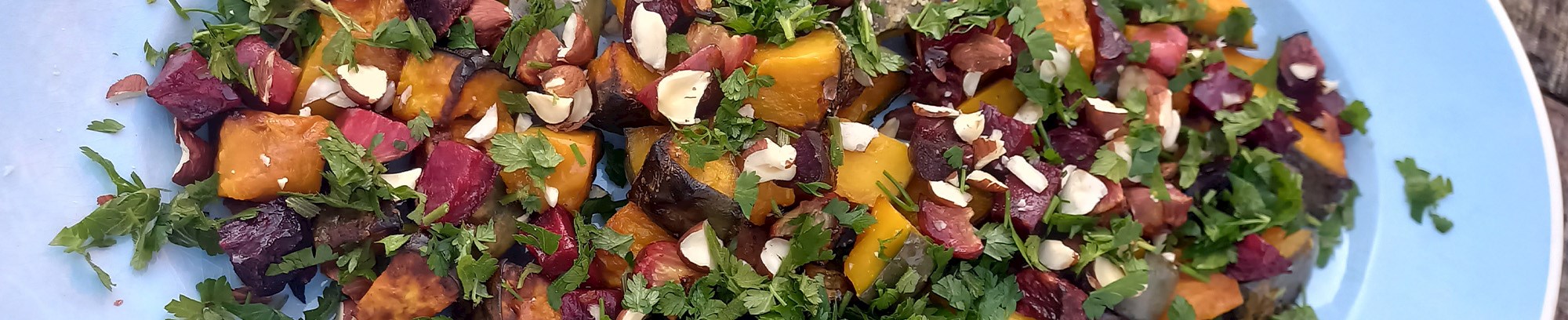 Et flot blåt fad med grøntsager tilberedt grøn og orange smuk mad