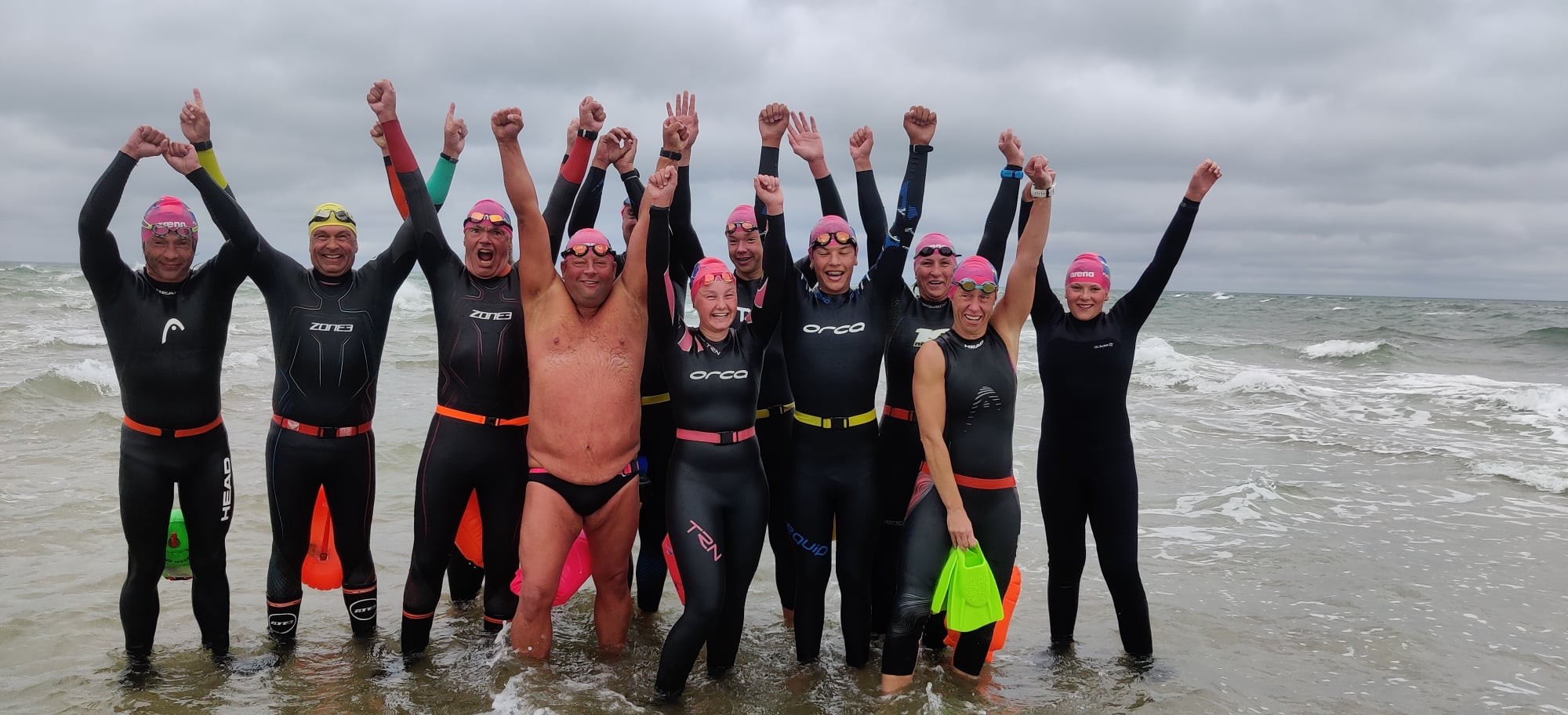 en gruppe svømmere - open water 