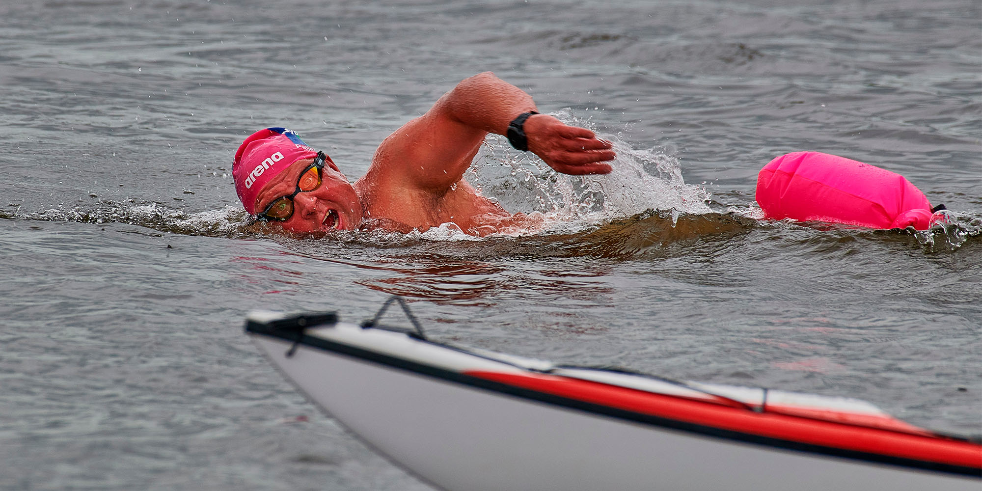 en svømmer undervejs med havtaske - Open water