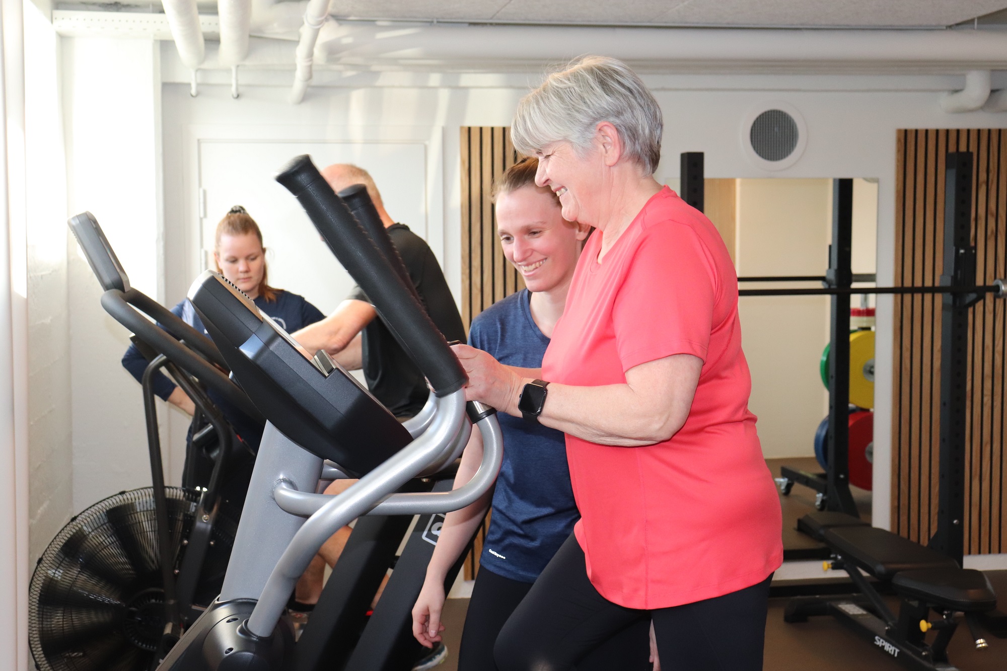 social fitness - FOF Randers i samarbejde med Thomsen Fysioterapi og Træning - hyggelig træning på fitness-maskiner