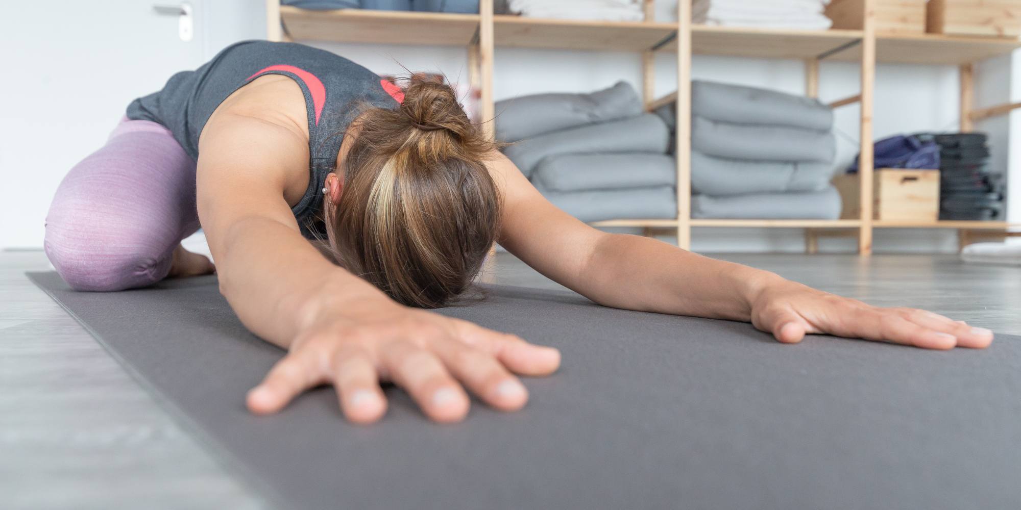 Yoga øvelse kvinde måtte stræk arme