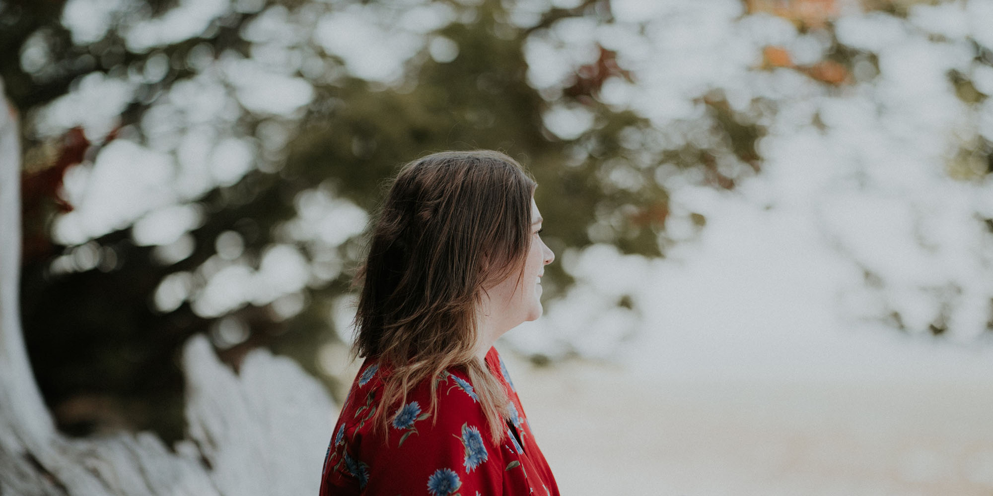 Mindfulness kursus FOF Randers - billede af kvinde i naturen