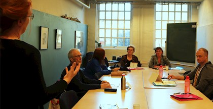 Foto fra undervisning hos FOF i Randers - Engelsk med Jette Damgaard og kursister
