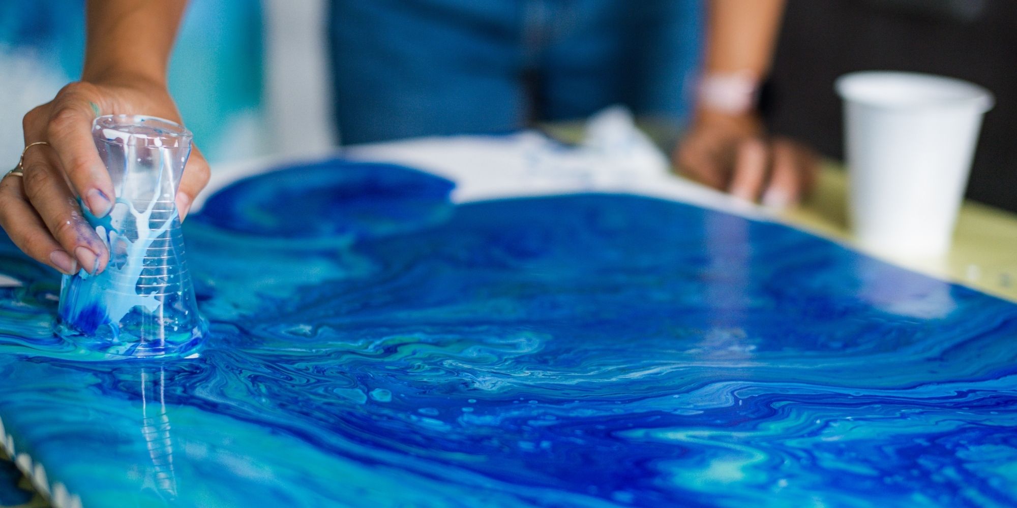 kursus i acrylic pouring art hos FOF Sønderborg