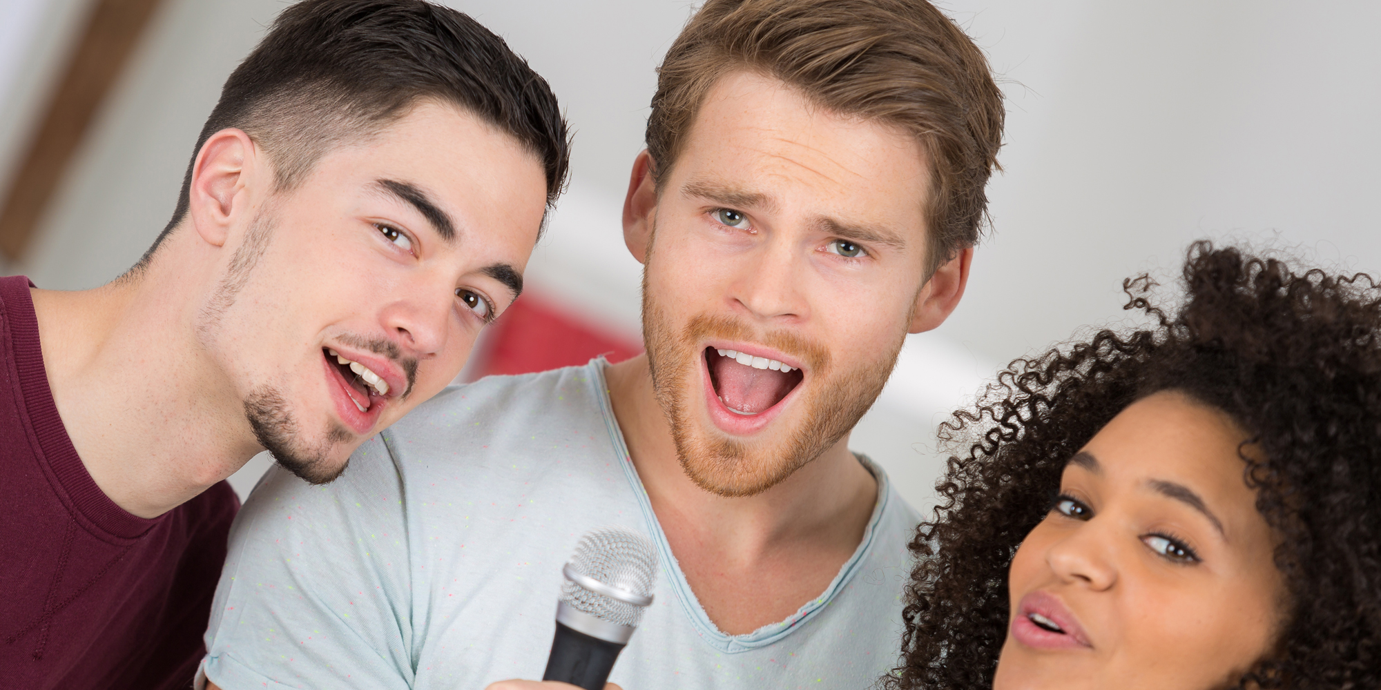 FOF Sønderjylland Stemmetræning tre personer synger i en mikrofon
