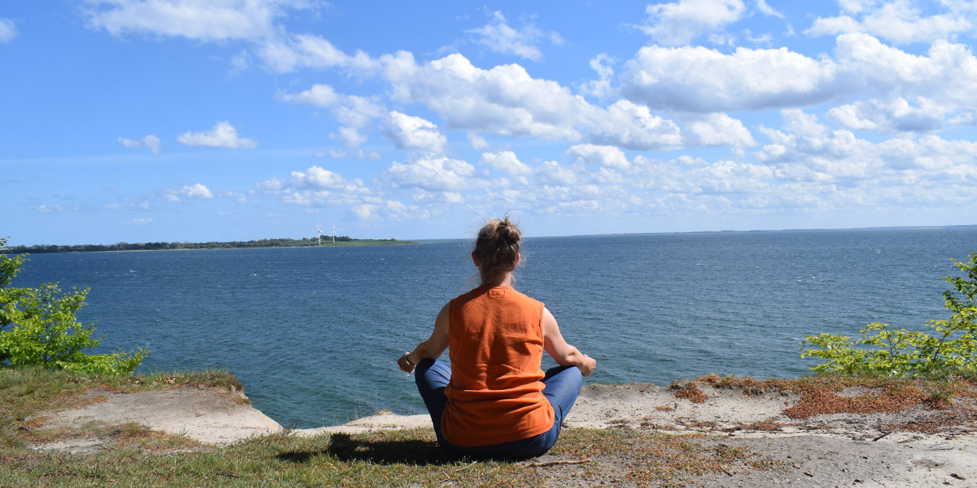 FOF Sønderjylland Meditation mindfulness og positive bekræftelser Vibeke Schou kvinde mediterer ved havet