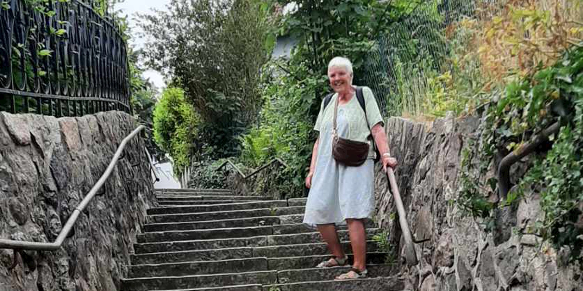 FOF Sønderjylland Strikkevandring Mette Lausen kvinde står på trappe