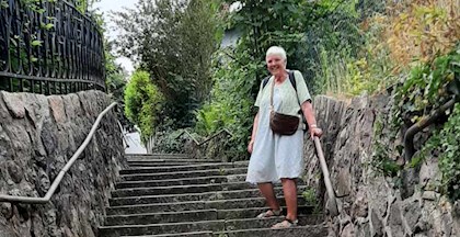 FOF Sønderjylland Strikkevandring Mette Lausen kvinde står på trappe