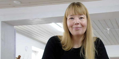 Vicky Fallesen underviser i syning hos FOF Sønderjylland
