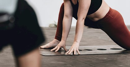 Plus Size Yoga for kvinder med former i FOF Syd- og Vestsjælland
