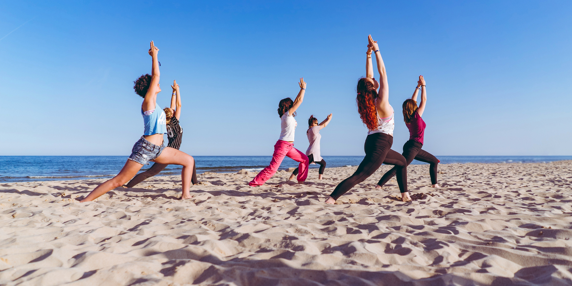 Lav dejlig yoga på stranden 