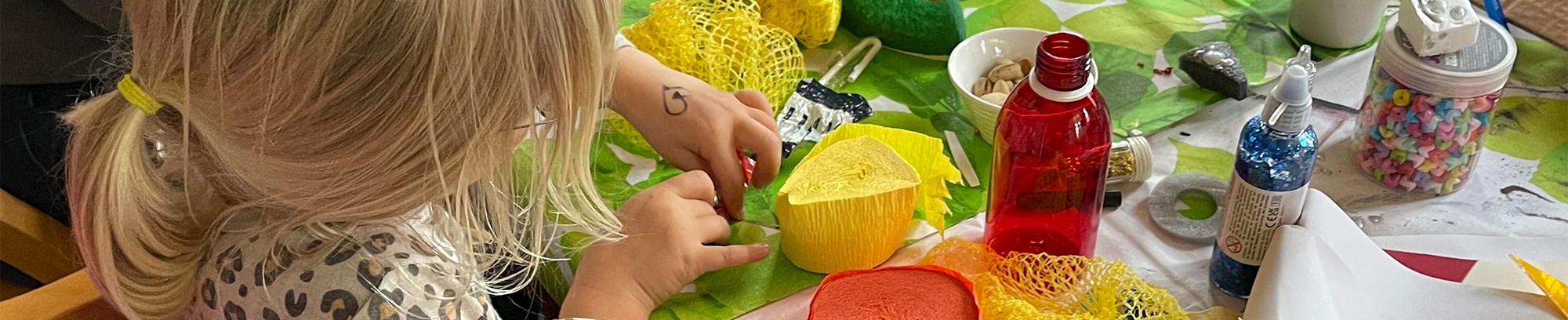 Pige der er ved at kreere noget kreativt i genbrugsmaterialer