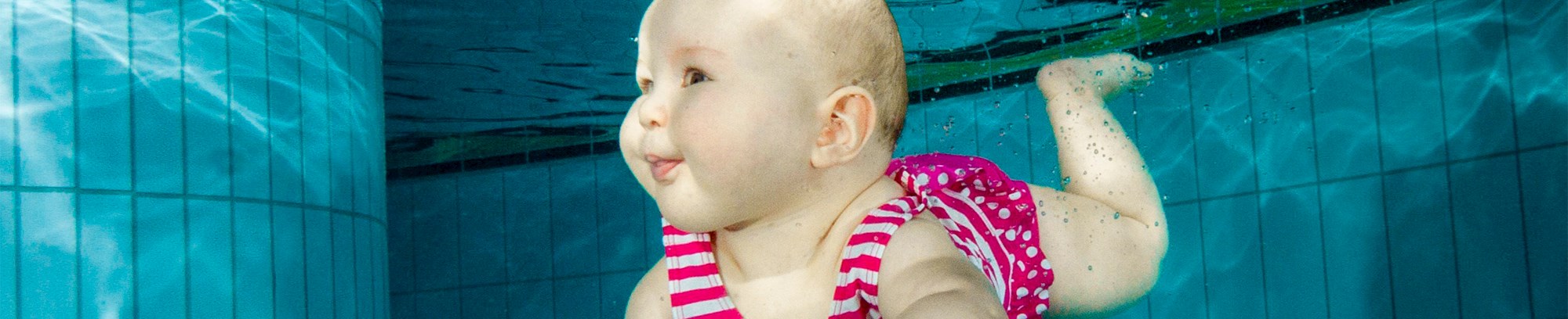 Baby der svømmer under vand